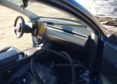 2022 Tesla Model Y Long Range Dual Motor All-Wheel Drive z USA, uszkodzony, nr VIN 7SAYGDEEXNF307424